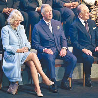 查理斯（中）、其妻卡米拉（左）及菲臘親王（右）聆聽女王致詞。
