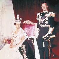 英女王（左）亦公開讚揚丈夫菲臘親王（右）的支持。