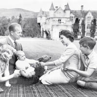 英女王（右二）一九六○年與查理斯（右一）及家人合照。