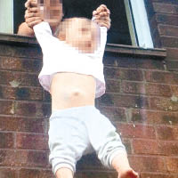 該名母親把幼兒凌空懸吊出窗外，結果被判緩刑。（互聯網圖片）