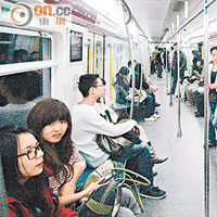 北京地鐵車廂乘客眾多。（資料圖片）