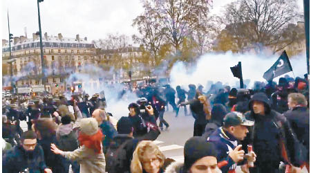 巴黎警方發射催淚彈驅散集會人士。（互聯網圖片）