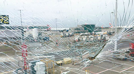 機組人員拍下客機滿布裂痕的擋風玻璃。