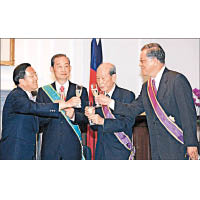 林榮三（左二）其後支持民進黨，並曾獲陳水扁（左一）頒贈勳章。（互聯網圖片）