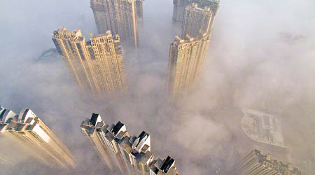 江蘇南京的高樓大廈被大霧籠罩。（互聯網圖片）