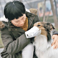 北京空氣污染嚴重，市民亦為愛犬戴上口罩。
