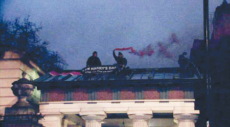 英國兩名男子於周日下午，爬上白金漢宮範圍內一座建築物的屋頂抗議。
