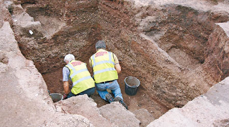 考古學家挖掘莎士比亞的大宅遺址。（互聯網圖片）