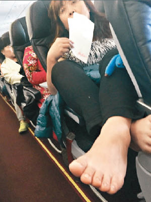網友拍得當時大媽正把雙腳放在前座的扶手柄上。（互聯網圖片）