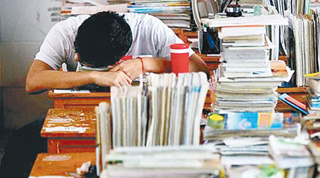 內地高三學生面臨考大學的龐大壓力，經常埋頭苦讀。（資料圖片）