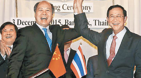 發改委副主任王曉濤（左）與泰交通部長阿空｜丁披他耶拜實簽署合同。