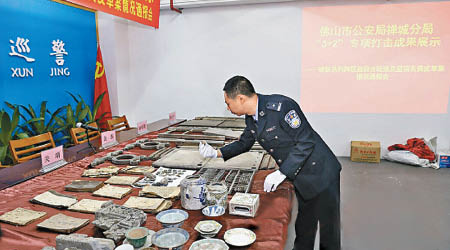 警方展示瓷器等已尋回的古董。（互聯網圖片）