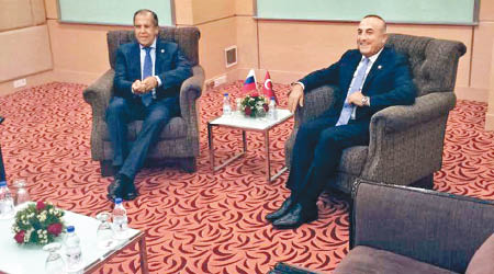 土耳其外長恰武什奧盧（右）與俄羅斯外長拉夫羅夫會談。