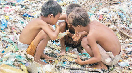 圖為緬甸兒童在街頭垃圾堆執食物吃。（資料圖片）
