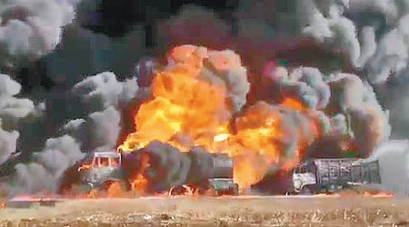 俄軍擊中IS的運油車，現場火光熊熊。（互聯網圖片）