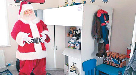 拉韋爾穿上聖誕老人服飾，到兒子房間拍照。