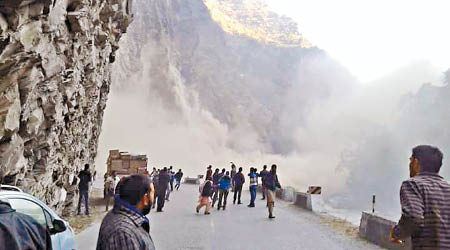 塔吉克地震，印度亦受影響發生山泥傾瀉。（互聯網圖片）