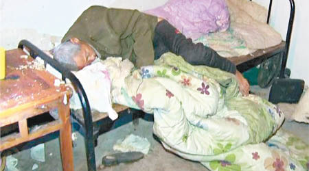 獨居老翁因無人照顧被迫吃棉被內的棉花充飢。（互聯網圖片）
