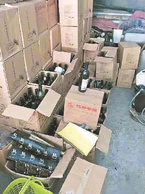 現場檢獲多箱假紅酒。（互聯網圖片）