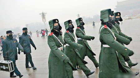 在天安門廣場執勤的武警也戴上口罩。（互聯網圖片）