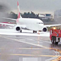 被化學泡沫射中的福州航空客機滿布白泡，起飛受影響。