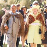 英女王（右）為英聯邦現任的元首。圖為她於○二年訪問新西蘭。