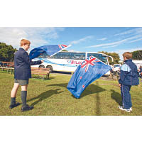 兩名小孩在揮舞現新西蘭國旗。