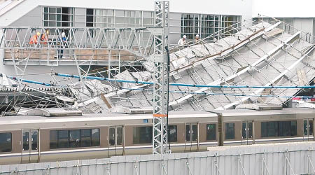 JR神戶線一個車站地盤，有鷹架被強風吹倒。（互聯網圖片）