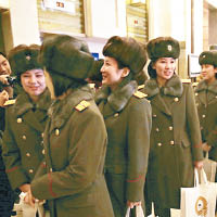 開心購物<br>牡丹峰樂團在北京遊覽後滿載而歸。