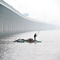 武漢有市民在霧霾下垂釣。（中新社圖片）