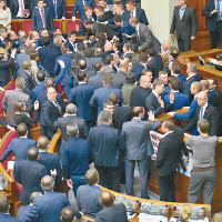 兩派議員在國會群毆混戰。