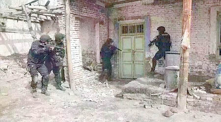 新疆警方早前突襲一處恐怖分子巢穴。（資料圖片）