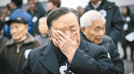 大屠殺幸存者夏淑琴參加國家公祭。（中新社圖片）