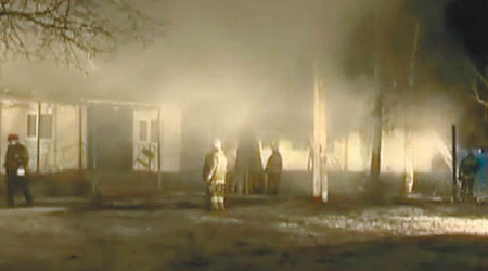 精神病醫院起火後，大批消防到場救援。（互聯網圖片）
