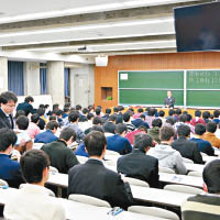 京都大學為防止學生作弊，一律禁止在入學試中使用智能手錶。
