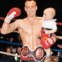 身為拳擊冠軍的戴維斯，當年在擂台上抱起仍是幼嬰的雅各布。