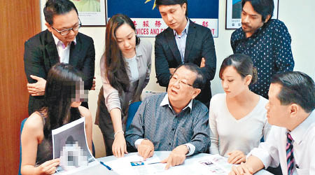 受害女模李小姐（前排左一）和險些被騙的吳小姐（前排右二），向當局求助。（馬來西亞《光華日報》圖片）