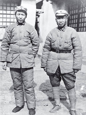 毛澤東（左）和朱德（右）當年身在延安。（黑白資料圖片）