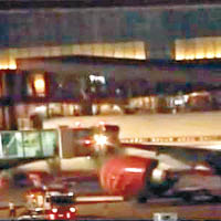 涉事印度航空客機在停機坪等待調查。