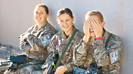卡梅倫希望軍方能訓練女兵（圖）踏上前線戰場。
