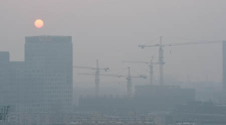 北京昨日仍處重度污染水平。（中新社圖片）