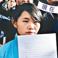 錢仁鳳展示本案的判決書。