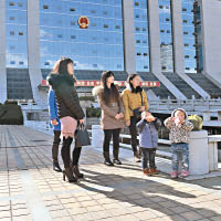 省高院再審宣判當日，錢仁鳳的家屬早在法院門外等候消息。（中新社圖片）