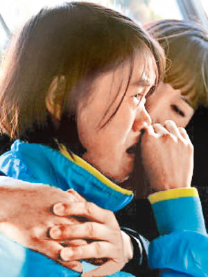 坐了十三年冤獄的錢仁鳳獲釋時激動落淚。（互聯網圖片）
