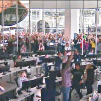 加州SpaceX總部員工見證火箭成功降落，振臂高呼。（SpaceX圖片）