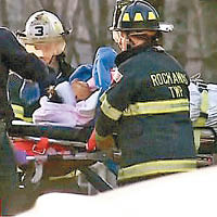 救援人員將佩特羅尼奧送上救護車。（互聯網圖片）