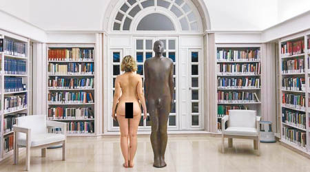 戈姆利雕像旁邊拍下的全裸背影照。（互聯網圖片）