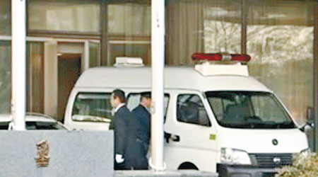 日本警視廳出動拆彈小組進入酒店搜查。（互聯網圖片）