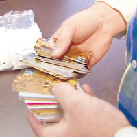 疑犯用大量偽造信用卡簽帳。（俄勒岡警方圖片）
