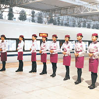 乘務人員在成都東站列隊歡迎乘客。（中新社圖片）